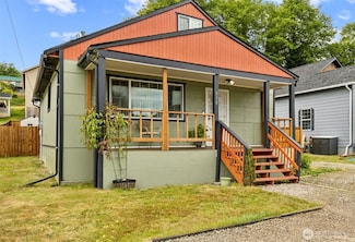 910 Ballentine St, Raymond, WA 98577