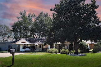 2411 Orange St, Waller, TX 77484