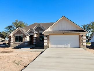 1202 Devine Dr, Devine, TX 78016