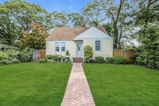 15 Robbins Ave, Islip, NY 11751