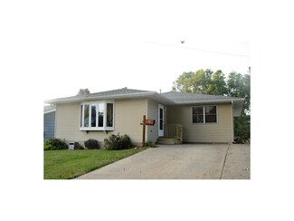 614 E 5th St, Tipton, IA 52772
