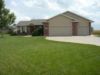608 Sunflower Dr, Hesston, KS 67062