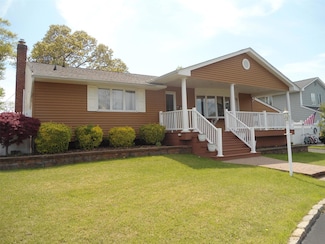 212 Wensley Ln, East Islip, NY 11730