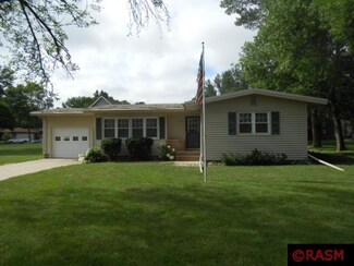 122 Smith Dr, Blue Earth, MN 56013