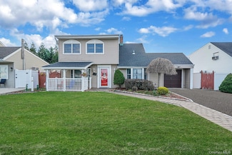 32 Needle Ln, Levittown, NY 11756