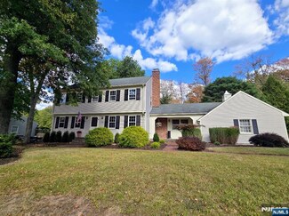 300 Merrywood Dr, Wyckoff, NJ 07481