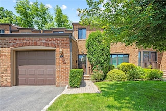 31 Windsor Gate Dr, New Hyde Park, NY 11040