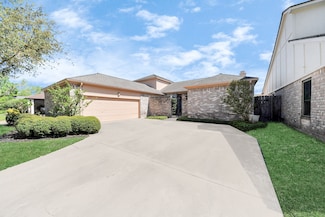 87 Crestwood Cir, Sugar Land, TX 77478