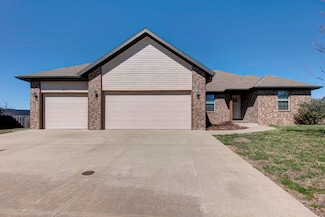 5615 E Gatehouse Dr, Strafford, MO 65757