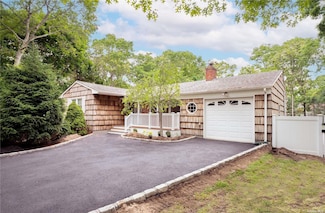 8 Wakeman Ct, Hampton Bays, NY 11946