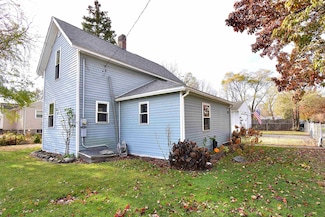 210 Villaire St, Essexville, MI 48732