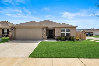 945 E Starling St, Fayetteville, AR 72701