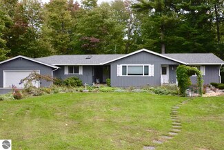 1024 N Mill St, Northport, MI 49670