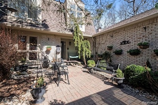 1339 Knollcrest Cir, Bloomfield Hills, MI 48304