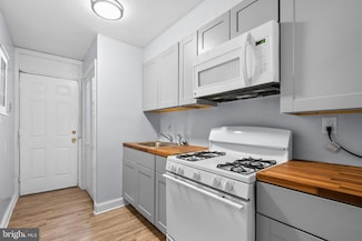 4118 1st St SE Unit B, Washington, DC 20032