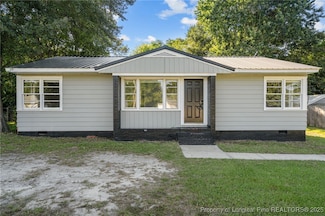 821 Sandalwood Dr, Fayetteville, NC 28304