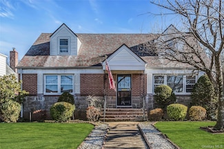 78-37 267th St, Glen Oaks, NY 11004