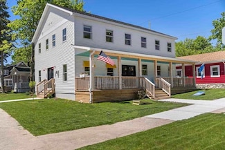 401 Antrim St, Charlevoix, MI 49720
