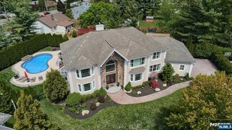 17 Farmstead Ln, Wayne, NJ 07470