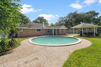 8611 Fern Cir, Highlands, TX 77562