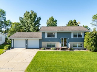 520 4th Ave NE, Crookston, MN 56716