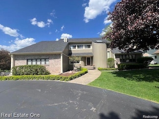 6600 Park Valley Dr, Clarkston, MI 48348