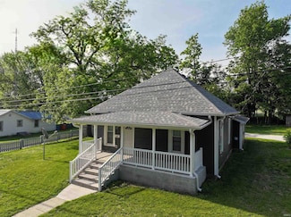 537 W 11th St, Winamac, IN 46996