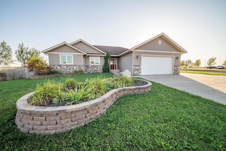 580 Canyon Ln NW, Eyota, MN 55934