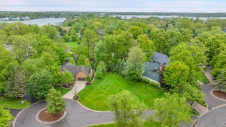 4275 Forest Valley Ct, Waterford, MI 48328