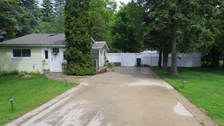 403 W Lincoln St, Charlevoix, MI 49720