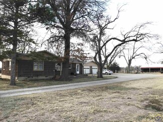 1520 SE 45th St, Topeka, KS 66609
