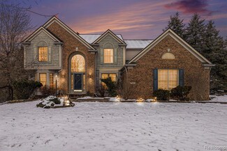 2110 Peachtree Ct, West Bloomfield, MI 48324