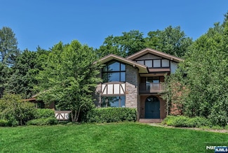 681 Closter Dock Rd, Closter, NJ 07624