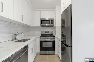 2000 Linwood Ave Unit 16B, Fort Lee, NJ 07024