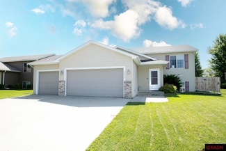 2223 Fairbanks Dr, North Mankato, MN 56003