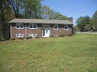 610 Mountainbrook Dr, Boiling Springs, SC 29316