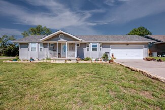 1113 Red Sky Ct, Winfield, KS 67156