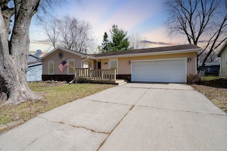 118 S Sesame St, Bloomington, IL 61704