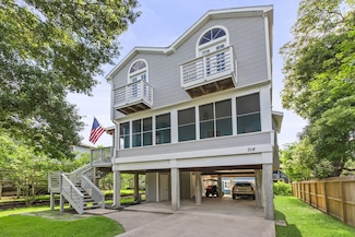 718 Pine Rd, Kemah, TX 77565