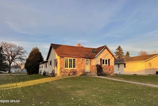 302 Elizabeth St, Cavalier, ND 58220