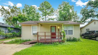 133 W Pecan Ln, Clute, TX 77531