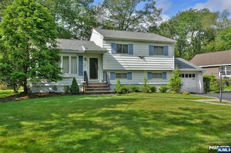 29 Lotus Ln, Waldwick, NJ 07463