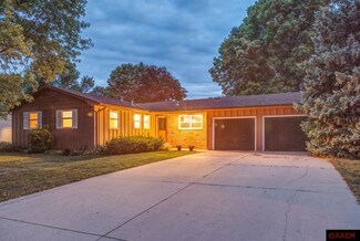 305 Viking Dr, Mankato, MN 56001