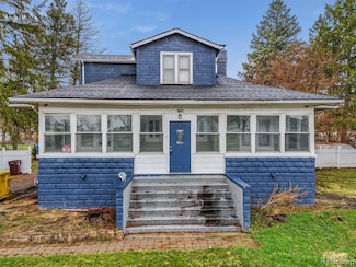 8421 E 10 Mile Rd, Center Line, MI 48015