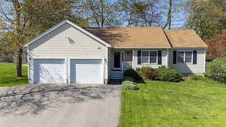 2 Greenleaf Dr, Seabrook, NH 03874