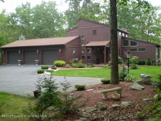 13 Alpine Dr, Moosic, PA 18507