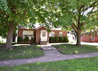 105 1st St N, Hazleton, IA 50641