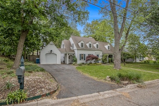 902 Edgemoor Ave, Kalamazoo, MI 49008