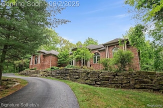 3967 Harmony Hills Dr, Oxford, MI 48370