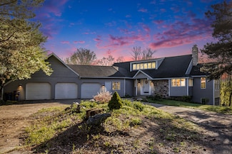 620 Twin Lakes Dr NE, Grand Rapids, MI 49525